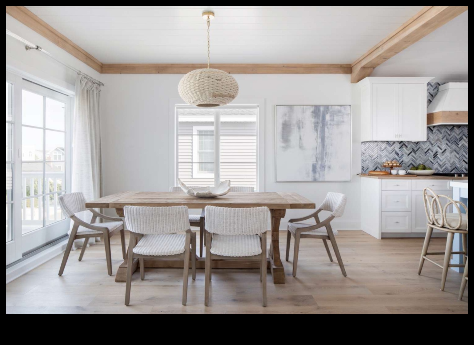 האם יש טיפים לעיצוב פינת אוכל חיצונית באווירה חופית?