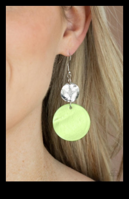 אואזיס מפואר: צלול לתוך יוקרה עם יצירות העגילים שלנו בהשראת אואזיס