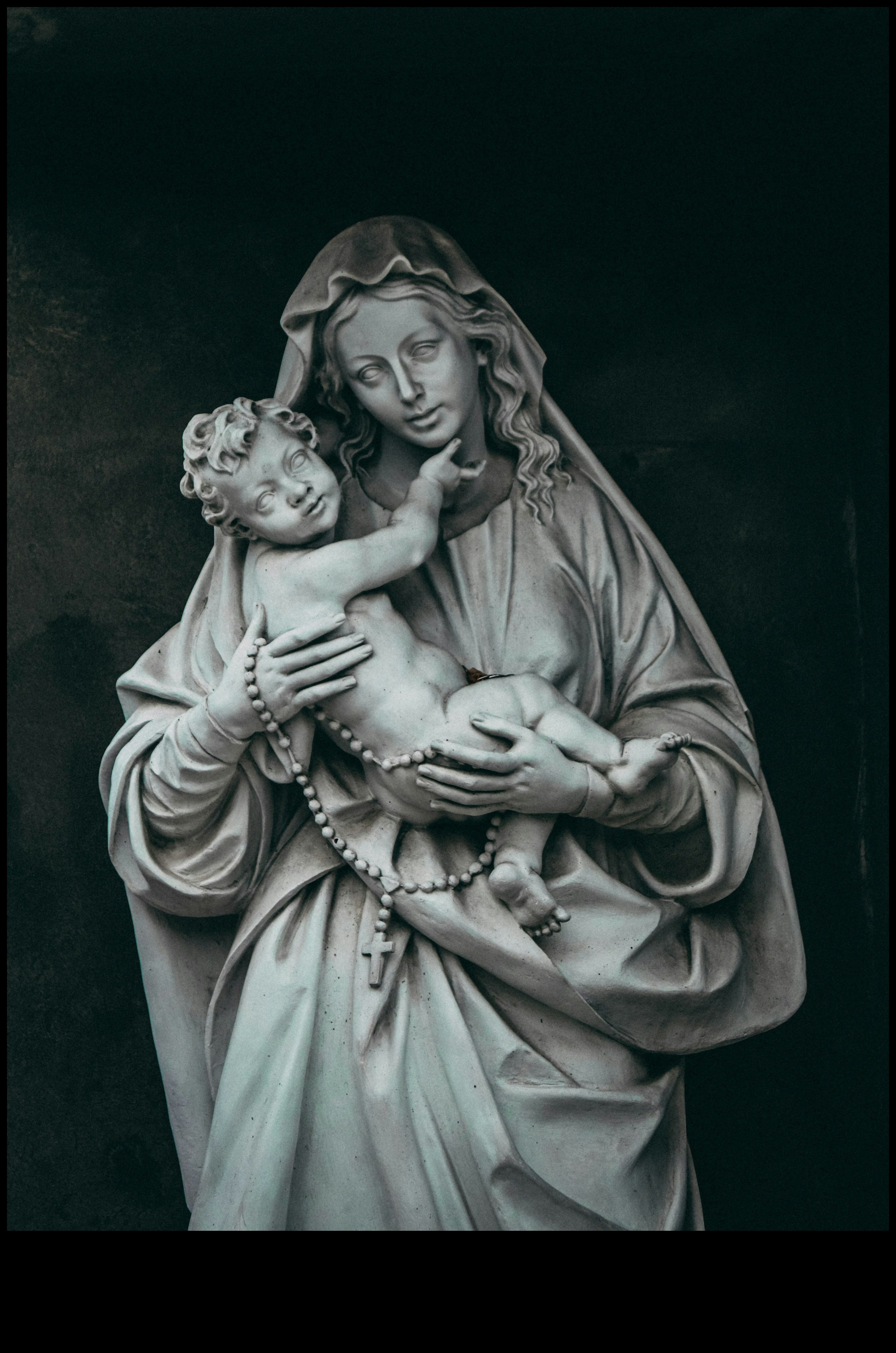 שלווה מפוסלת: היופי הנצחי של דמויות אמנותיות מימי הביניים