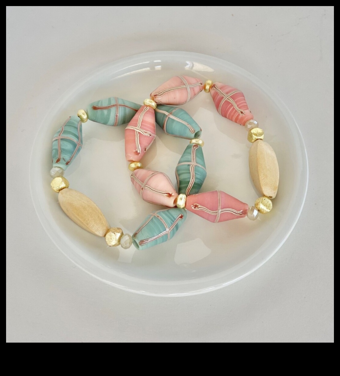 שלווה מפוסלת: מצא שלווה באומנות של הצמידים השלווים שלנו