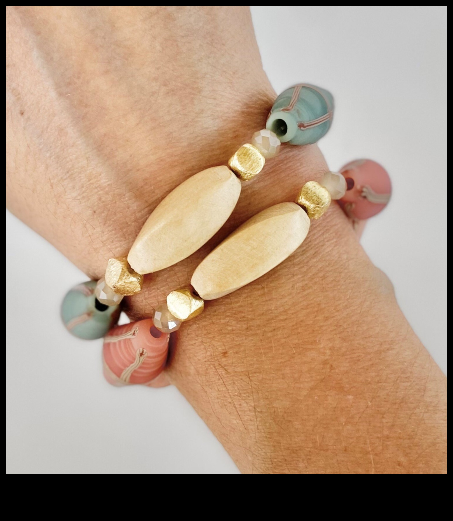 שלווה מפוסלת: מצא שלווה באומנות של הצמידים השלווים שלנו