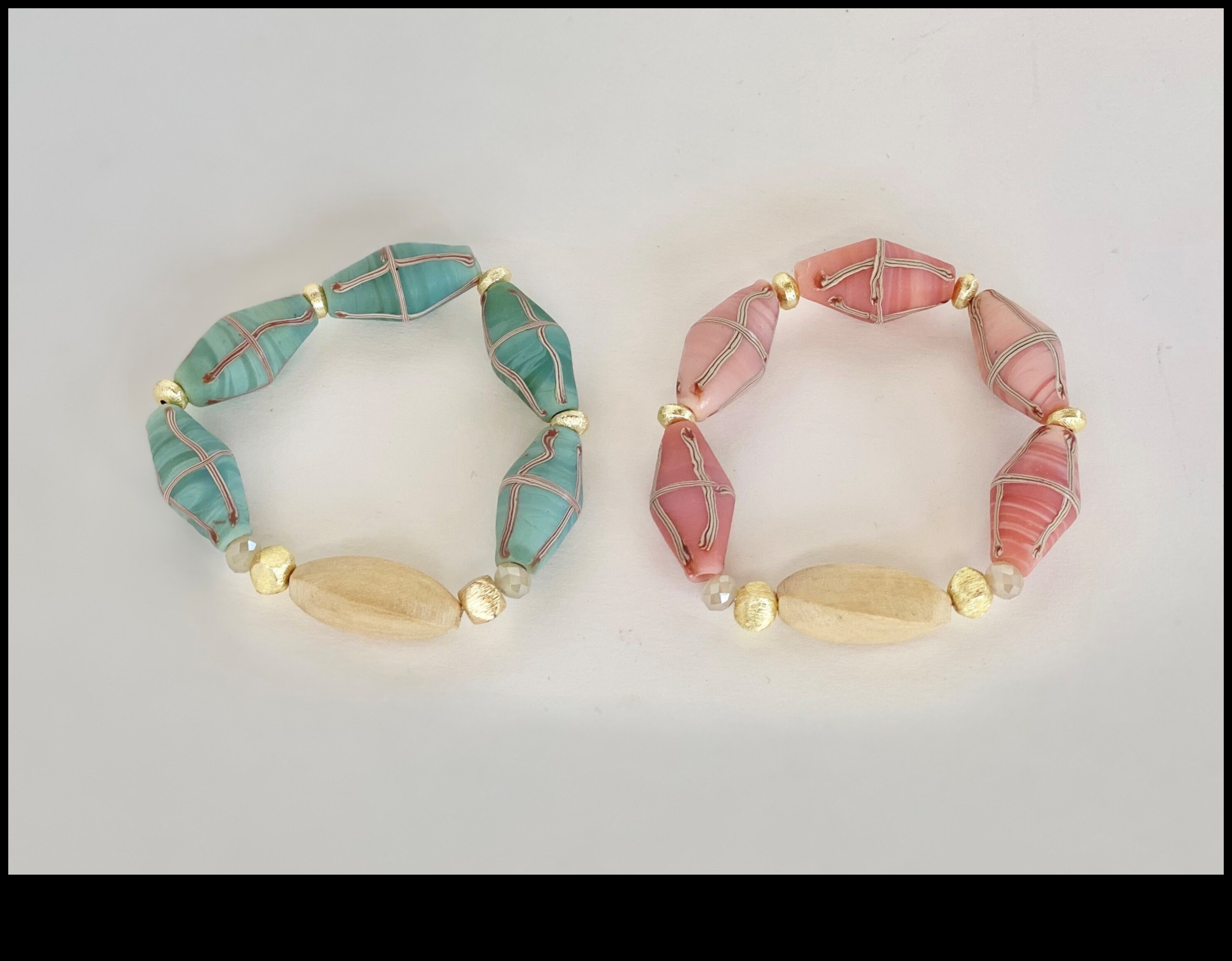 שלווה מפוסלת: מצא שלווה באומנות של הצמידים השלווים שלנו