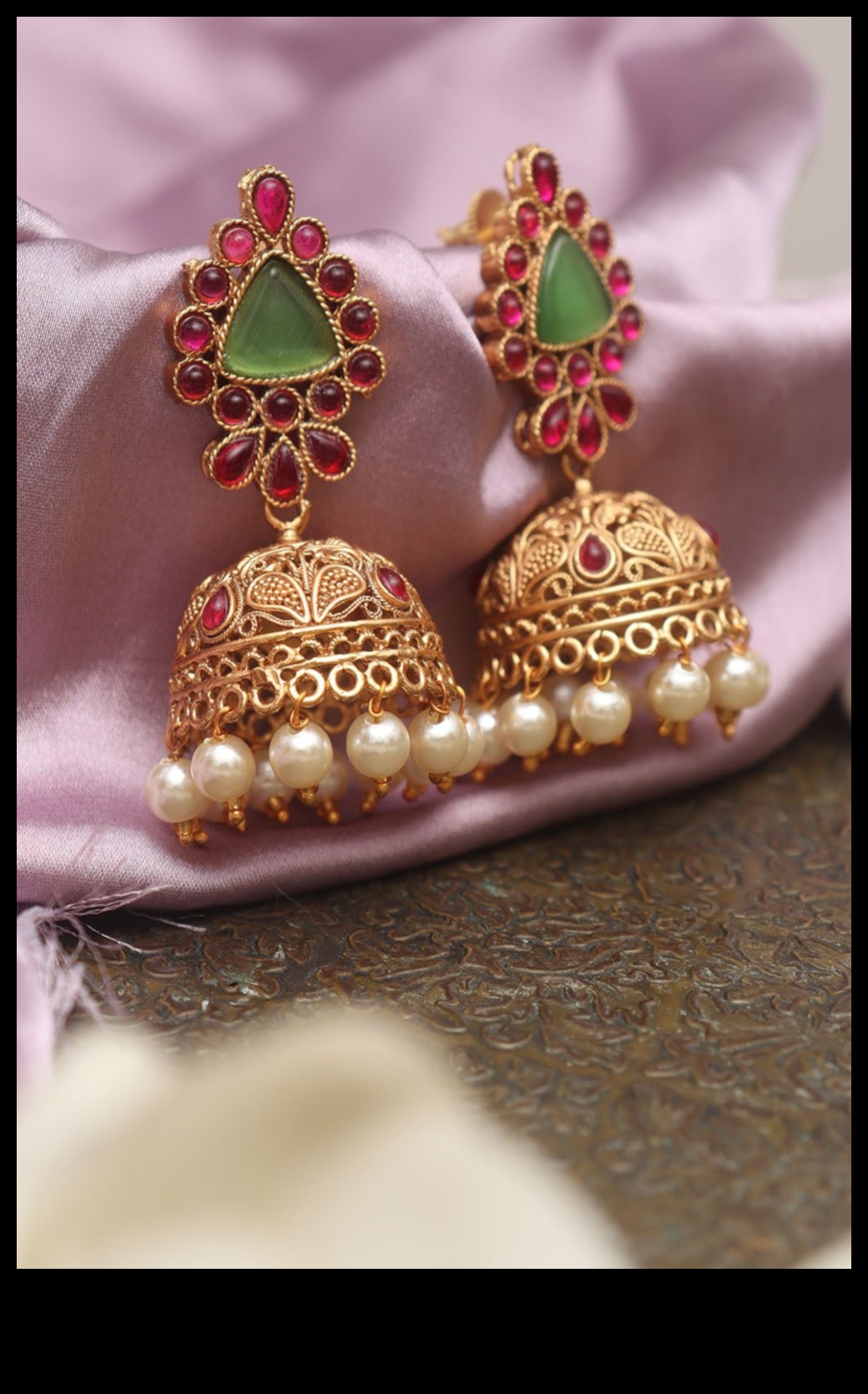 אלגנטיות אלוהית: חשפו את האלגנטיות שלכם עם סגנונות העגיל האלוהיים שלנו