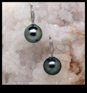 שלמות פנינים: תקשט את עצמך באבני חן קלאסיות נצחיות