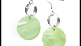 אואזיס מפואר: צלול לתוך יוקרה עם יצירות העגילים שלנו בהשראת אואזיס