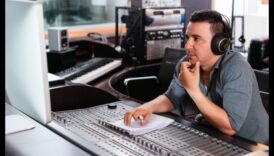 אלכימיה של אודיו: אלקטרוניקה טרנספורמטיבית לחוויית האזנה סוחפת