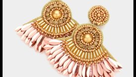 אלגנטיות אלוהית: חשפו את האלגנטיות שלכם עם סגנונות העגיל האלוהיים שלנו