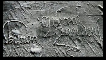 גרפיטי גותי: גילופים אמנותיים במרחבים אדריכליים מימי הביניים