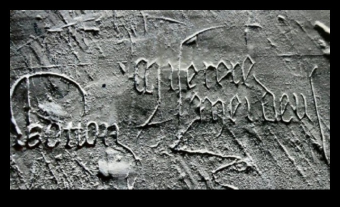 גרפיטי גותי: גילופים אמנותיים במרחבים אדריכליים מימי הביניים