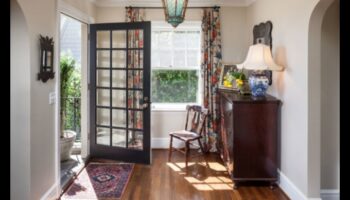 איך אני יוצר כניסה מסבירת פנים בעיצוב הפנים שלי?