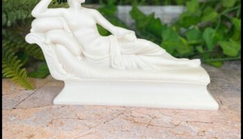 שלווה מפוסלת: היופי הנצחי של דמויות אמנותיות מימי הביניים